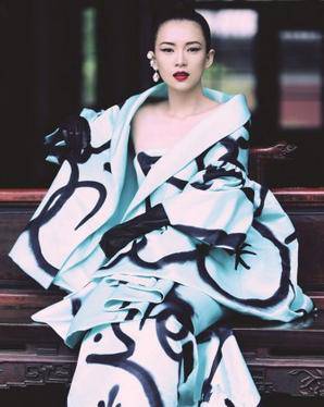 章子怡簡歷曝光 章子怡赤腳插花被贊賢惠