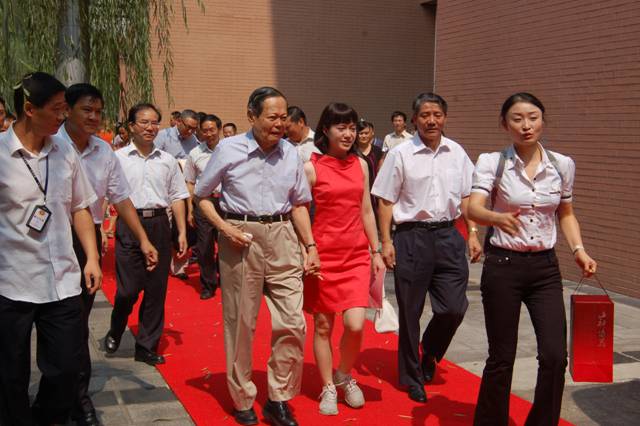 述楊振寧與前妻杜致禮師生之戀 楊振寧和翁帆相差54歲勇敢結(jié)婚