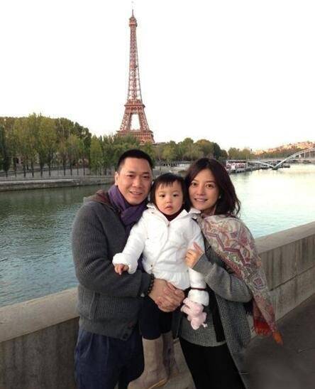 趙薇黃有龍婚紗照曝光 揭黃有龍個(gè)人資料家庭背景