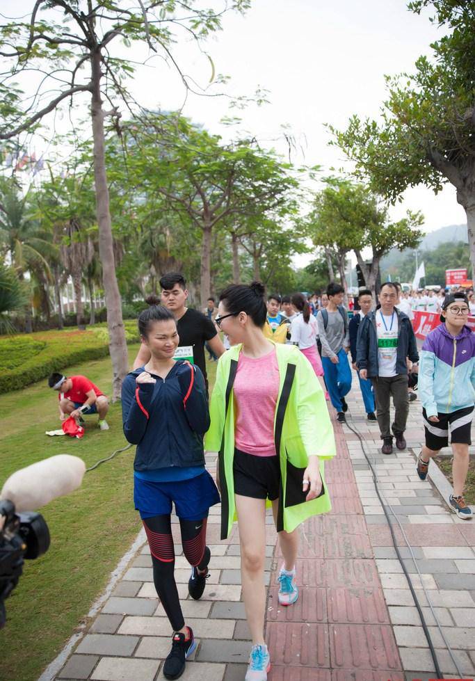 梨渦女神許晴結(jié)婚了嗎 許晴微博曬床照遭網(wǎng)友調(diào)侃沒穿上衣