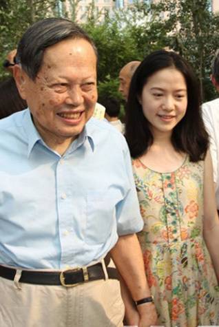 述楊振寧與前妻杜致禮師生之戀 楊振寧和翁帆相差54歲勇敢結(jié)婚