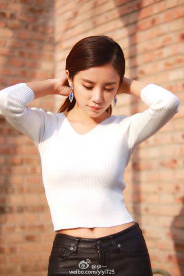 伊一微博分享跑步美圖 白毛衣黑皮褲霸氣又嫵媚