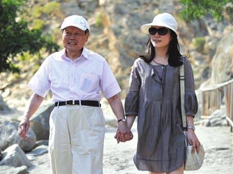 述楊振寧與前妻杜致禮師生之戀 楊振寧和翁帆相差54歲勇敢結(jié)婚