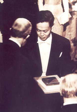 述楊振寧與前妻杜致禮師生之戀 楊振寧和翁帆相差54歲勇敢結(jié)婚