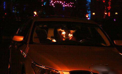 盧庚戌嬌妻張辛怡性感寫真 隱婚四年玩車震當眾激吻