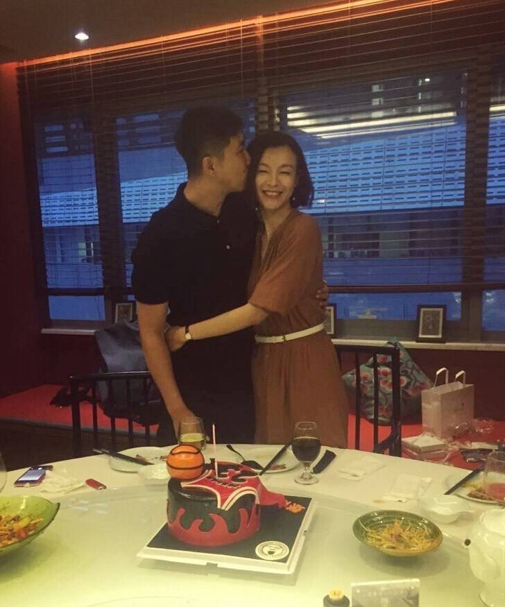 李艾領(lǐng)證甜蜜親吻照曝光 老公張徐寧背景個人資料