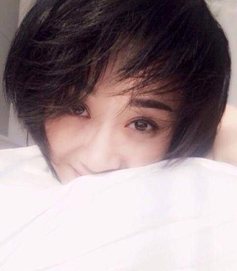 梨渦女神許晴結(jié)婚了嗎 許晴微博曬床照遭網(wǎng)友調(diào)侃沒穿上衣