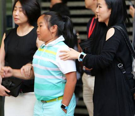 周立波女兒照片首次曝光 周立波老婆胡潔自稱不是富婆