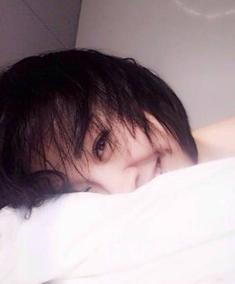 梨渦女神許晴結(jié)婚了嗎 許晴微博曬床照遭網(wǎng)友調(diào)侃沒穿上衣