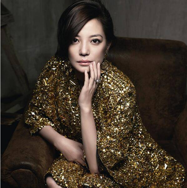 趙薇黃有龍婚紗照曝光 揭黃有龍個(gè)人資料家庭背景