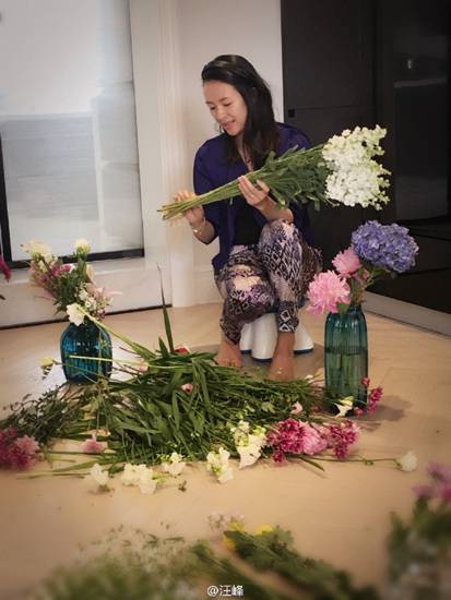 章子怡簡歷曝光 章子怡赤腳插花被贊賢惠