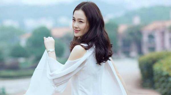 她也是中戲?；?卻怎么也紅不起來