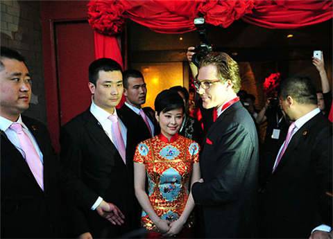 袁立與外國(guó)老公離婚內(nèi)幕 袁立牽手趙寶剛引熱議