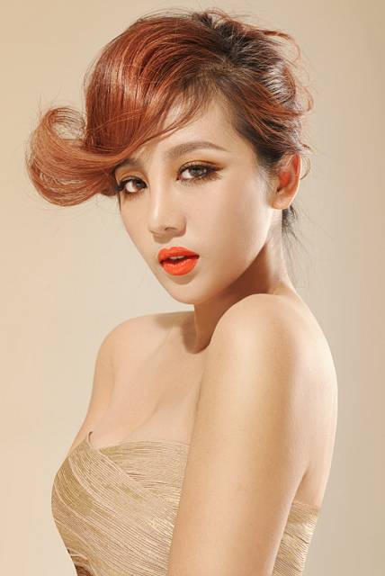 張冬玲整容前后照曝光 揭超女張冬玲個人資料