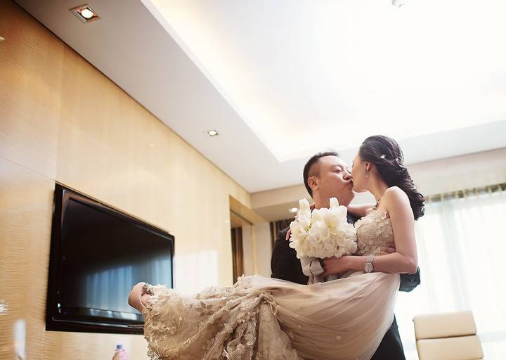 滕華濤與周圓圓一吻定情 雙喜臨門娶新娘播新劇