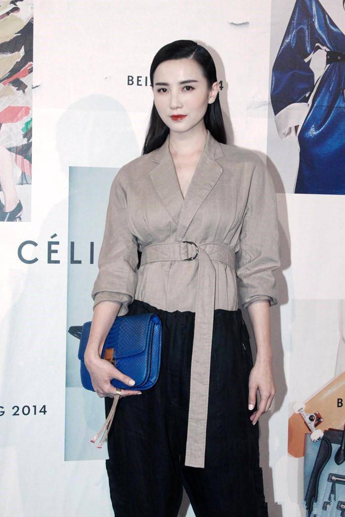 宋佳的胸被胡軍捏 宋佳為上位與劉蓓老公偷情