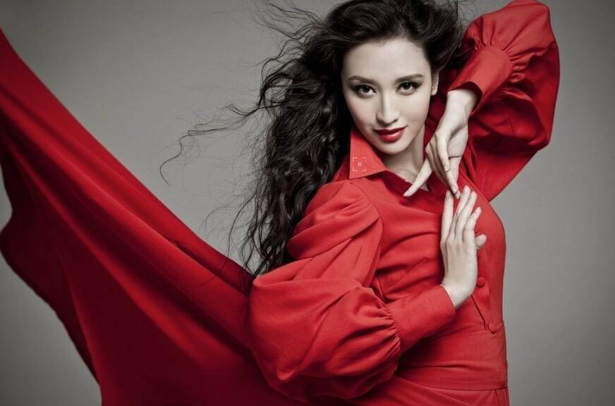 張萌個(gè)人資料 曝張萌隆胸前后對(duì)比照