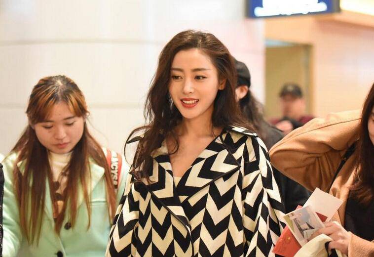 張?zhí)鞇勰挲g個(gè)人資料被扒 張?zhí)鞇鄞蛉榄h(huán)鄧超點(diǎn)贊