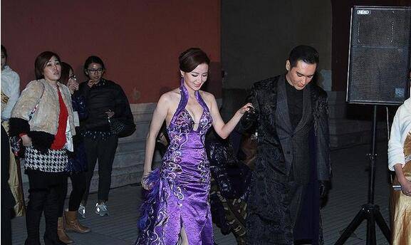 張萌個(gè)人資料 曝張萌隆胸前后對(duì)比照