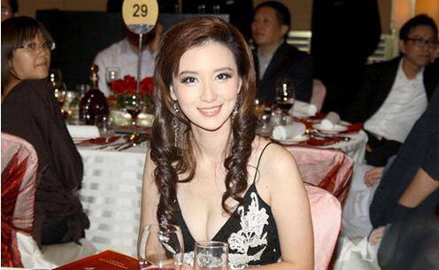 張萌個(gè)人資料 曝張萌隆胸前后對(duì)比照