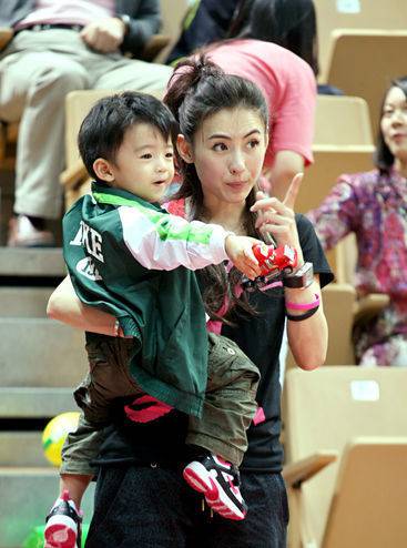 張柏芝兒子是誰(shuí)的 網(wǎng)友指張柏芝兒子像陳冠希