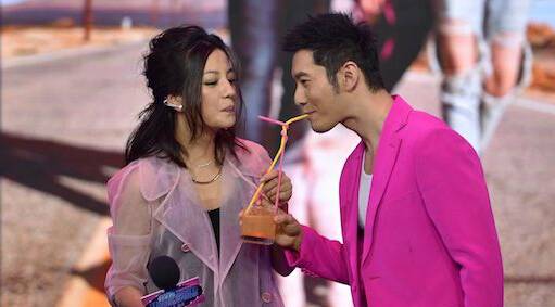 黃曉明吻趙薇照片曝光 網(wǎng)友調(diào)侃終于吻到趙薇了