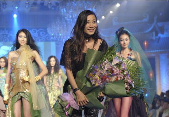 張?zhí)鞇鬯娜握煞虼笃毓?稱感謝林青霞照顧她女兒