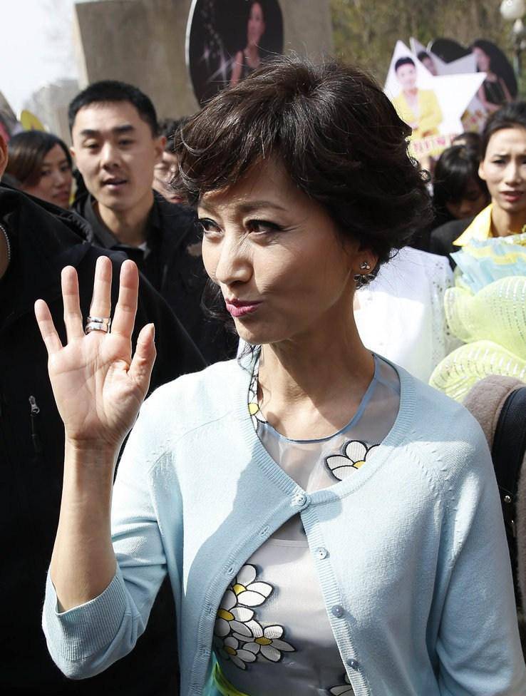 揭趙雅芝個(gè)人資料 歲月不饒人60歲素顏照顯老態(tài)