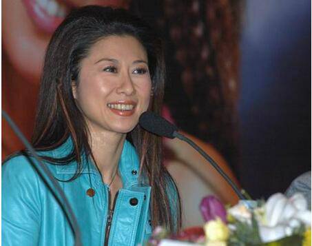 葉倩文個人資料 稱林子祥是好老公后媽角色難當