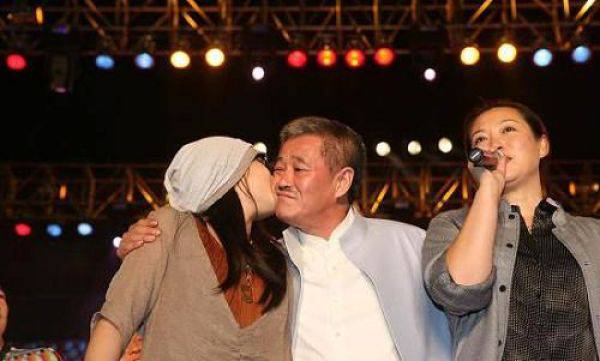 趙本山年齡多大 趙本山女兒遺傳好基因變網(wǎng)紅