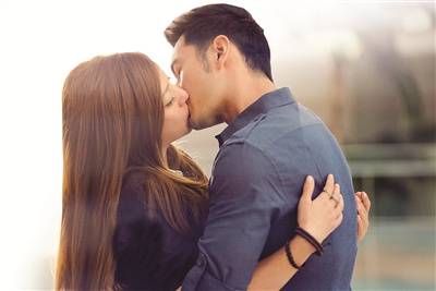 黃曉明吻趙薇照片曝光 網(wǎng)友調(diào)侃終于吻到趙薇了