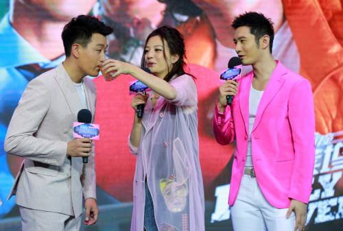 黃曉明吻趙薇照片曝光 網(wǎng)友調(diào)侃終于吻到趙薇了