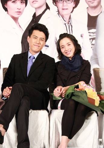 靳東家庭背景不一般 網(wǎng)曝靳東李佳結(jié)婚照