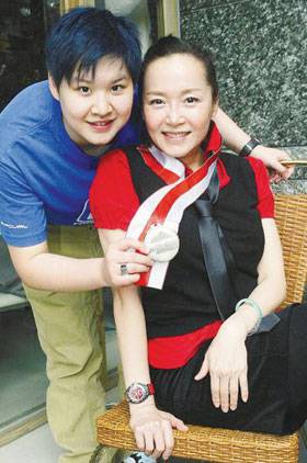 恬妞女兒被曝同性戀 與女星葉青 預(yù)支蜜月