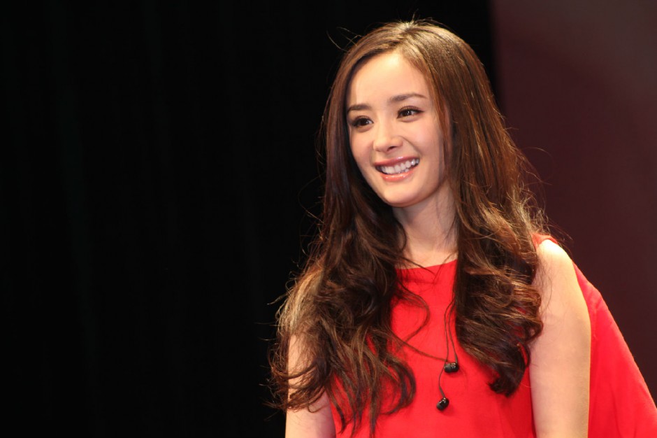 楊冪被潛規(guī)則全圖遭曝光 第一次被 潛 很難過