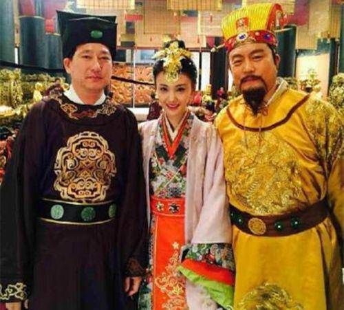 鄭爽幾歲了 鄭爽爸爸歌廳撩妹真相曝光