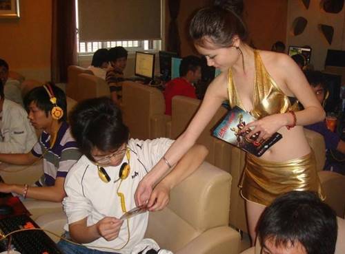 揭游戲陪玩網(wǎng)價(jià)格表 美女陪玩曝加錢有特殊服務(wù)