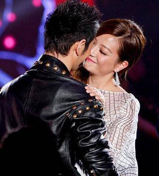 黃曉明吻趙薇照片曝光 網(wǎng)友調(diào)侃終于吻到趙薇了