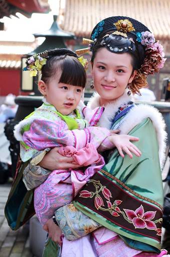 張曉龍陳思斯結(jié)婚照曝光 兩人因戲生情羞澀拜堂