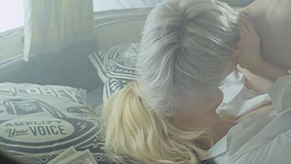 張賢勝和泫雅熱吻引發(fā)粉絲尖叫 他們是什么關(guān)系