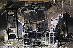 少女手機(jī)整晚充電起火 房間被燒毀