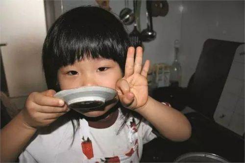 她逼4歲女兒每天做菜 背后故事卻感動了所有人