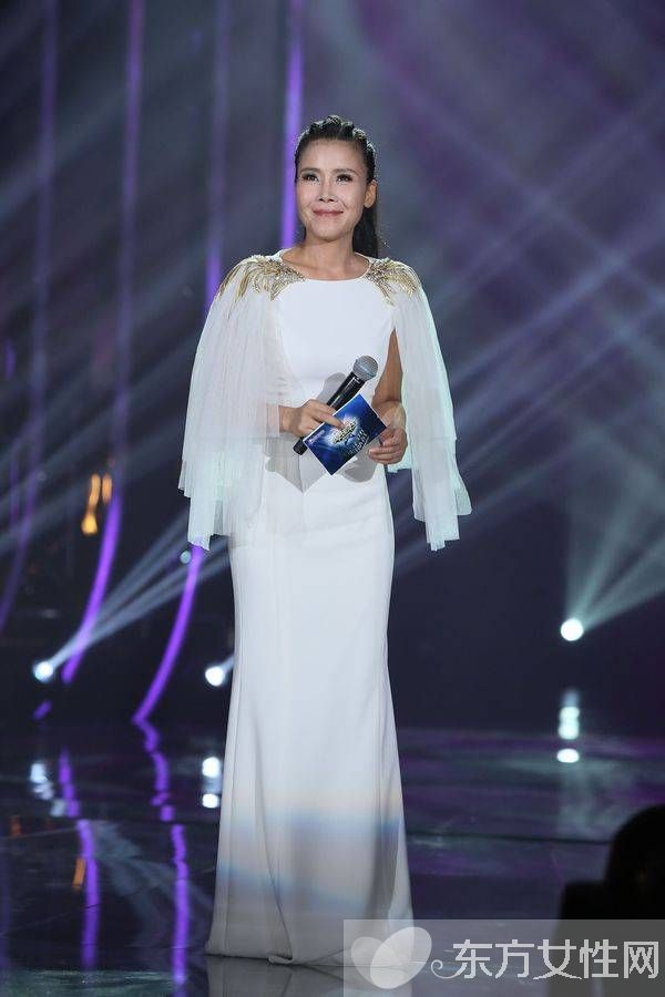 田震摔話筒事件內(nèi)幕曝光 拒絕領(lǐng)獎場面失控