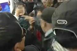 沈陽一女孩來例假沒讓座 遭老人掌摑狂拽發(fā)