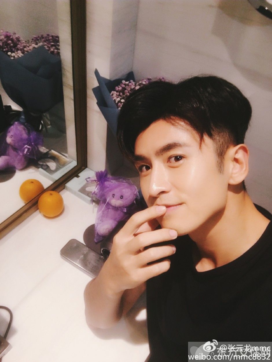 張云龍王一菲戀情曝光 同游日本甜蜜喂食