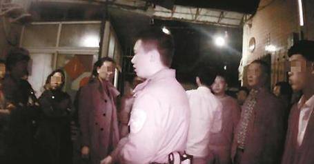 小情侶當(dāng)眾吻別遭大媽痛斥   沒家教 傷風(fēng)敗俗