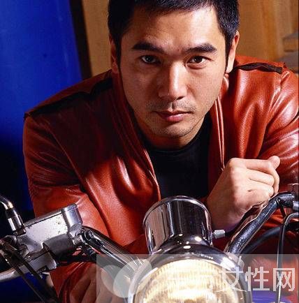 演員方中信個人資料 方中信稱養(yǎng)女兒太貴不敢再生