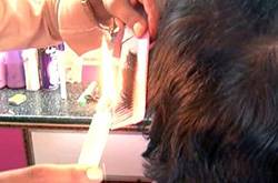 厲害了 印度大叔用蠟燭理發(fā)顧客絡(luò)繹不絕