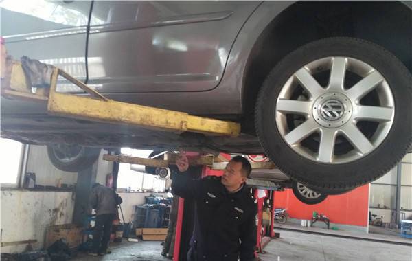 少女雨夜被撞后失蹤 被卷入車底拖行上高速