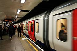 一顆珍珠逼停成都地鐵 致車門關(guān)不上不得已 清客